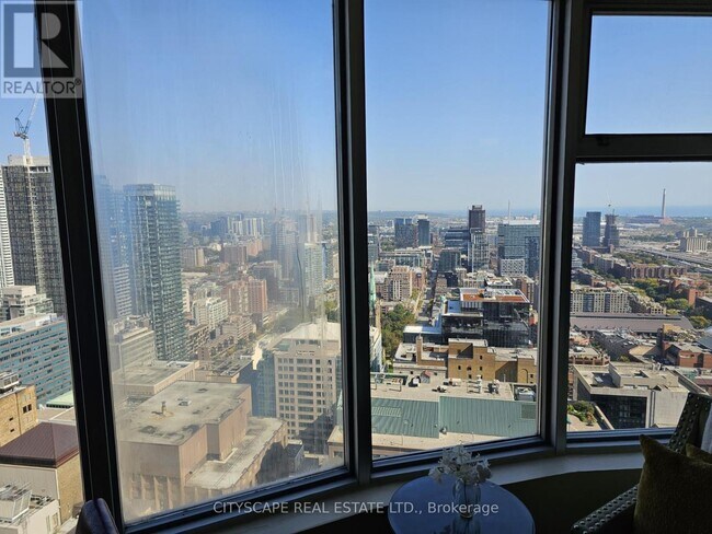 Photo - 1 King St W Unité 3706