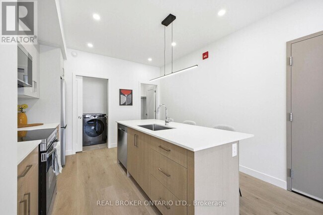 Photo - 184 Woodroffe Ave Unit 5