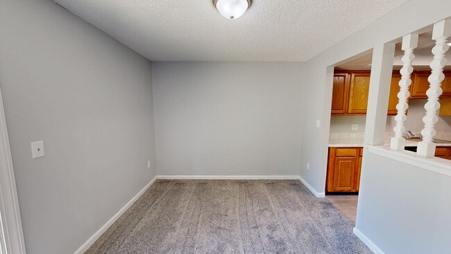 2BR, 2BA - 985 SF - Dining Room - Fountainview East Apartments