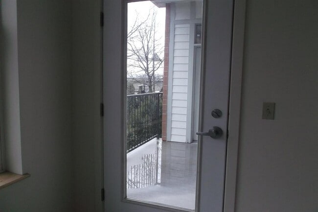 Photo - 204-204 Farrell St