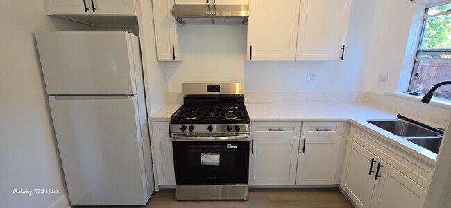 Kitchen - 1406 Manzanita St