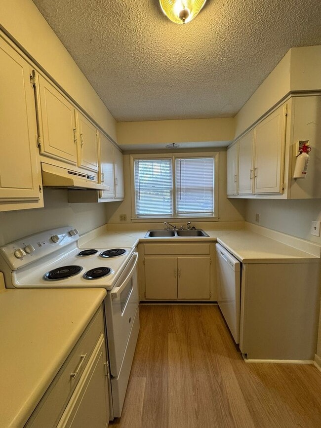 Building Photo - 201 Westbrooke Court #5 (Westbrooke Townhomes)