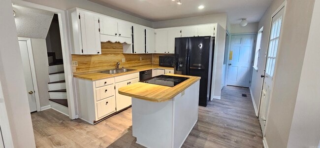 Photo - 107 Roundleaf Ct