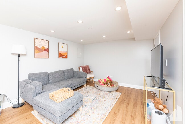 Photo - 1545 W Addison St Unit GDN