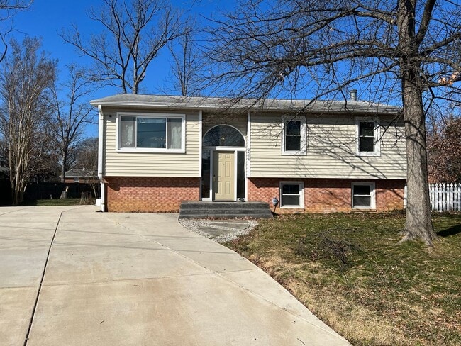 Building Photo - Split level 4-bedroom 3-bathroom home