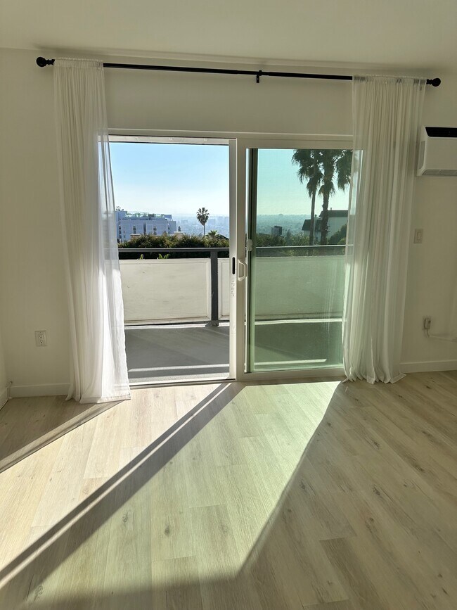 BALCÓN UGE CON UNA INCREÍBLE VISTA A LA CIUDAD. - 1212 N Clark St