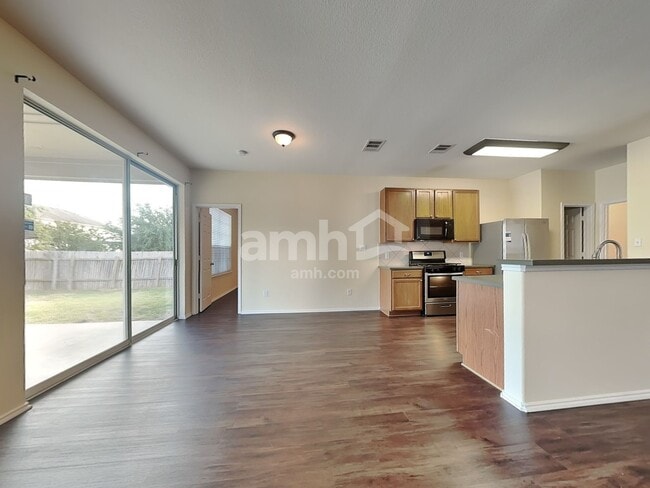 Photo - 221 Covent Dr