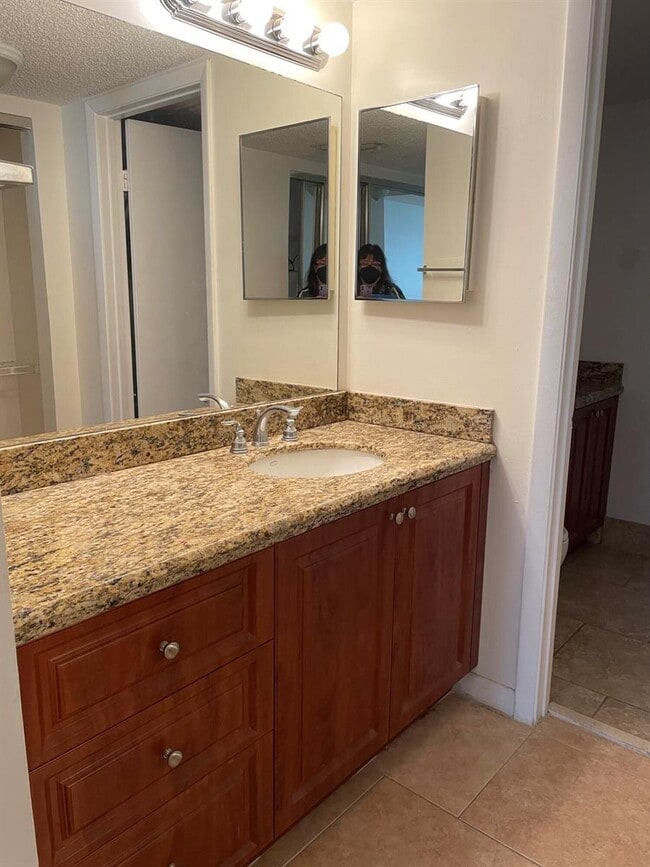 Photo - 9701 Westview Dr Unidad 1422