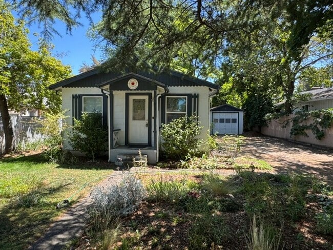 Building Photo - SINGLE FAMILY HOME WITH BONUS ROOM OFF THE DETACHED GARAGE- GARDNERS DREAM