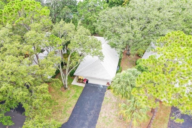 Photo - 243 Southampton Ln