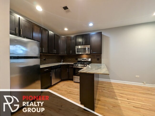 4759 N Maplewood Ave Unit 106