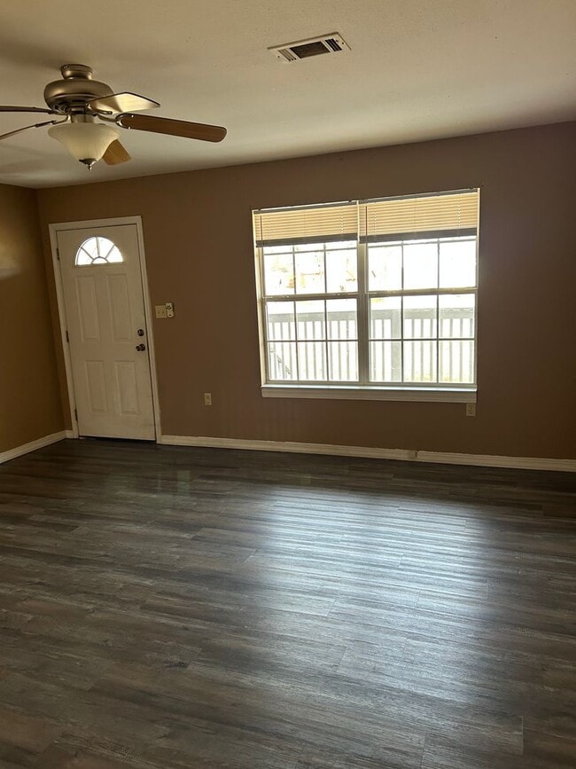 Photo - 3816 E 6th St