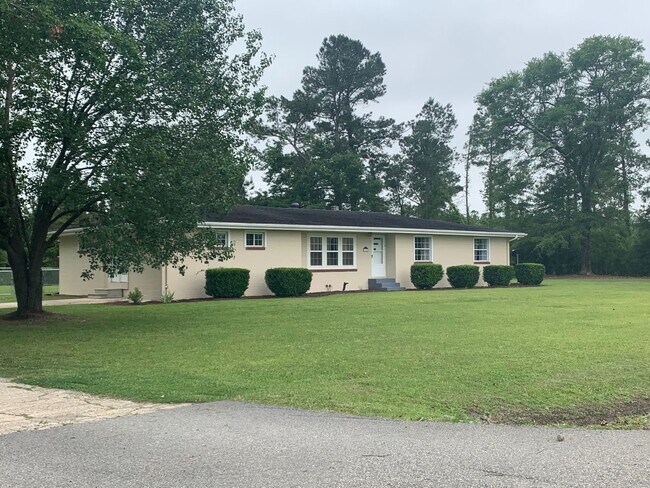 Photo - AVAILABLE NOW! 3 Bedrooms/1 1/2 Bath with ...