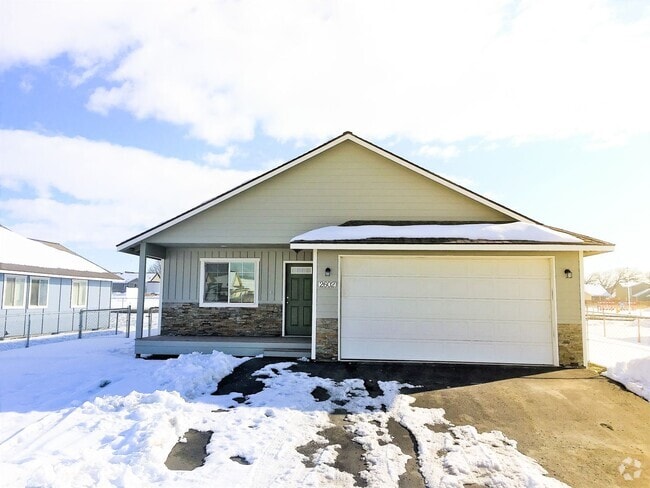 Building Photo - This Home Has It All!