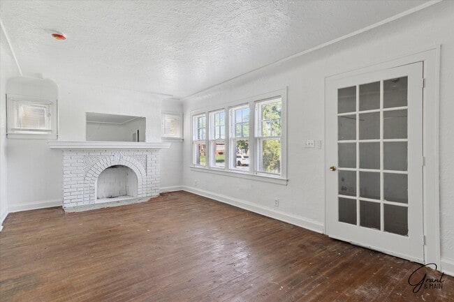 Grant & Main - 10343 Crocuslawn St