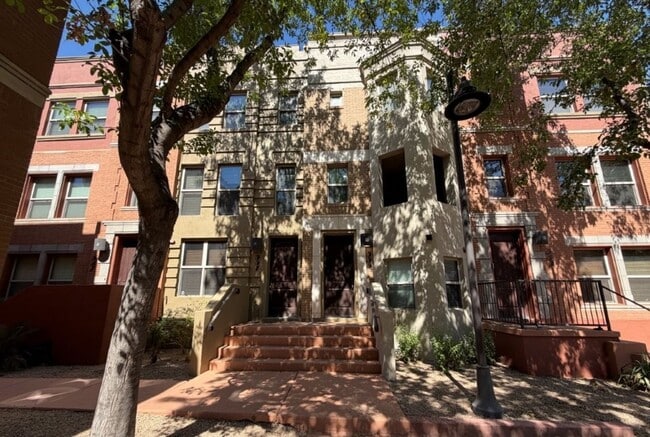 Building Photo - 555 W 6th St