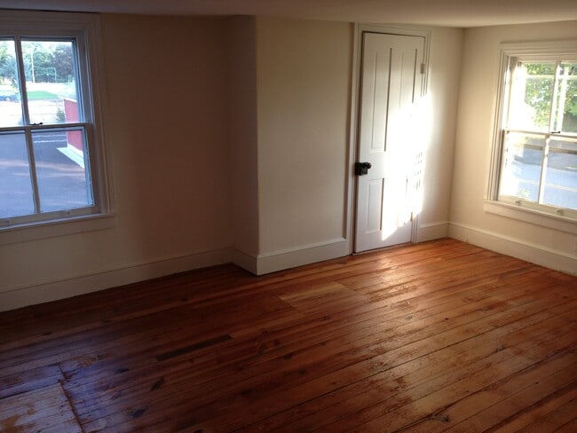 Family room - 105 N Main St Unit 105