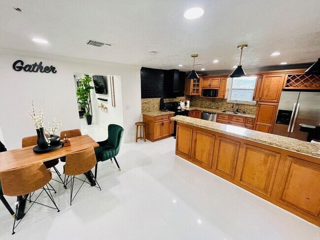 Photo - 5537 SW 6th St