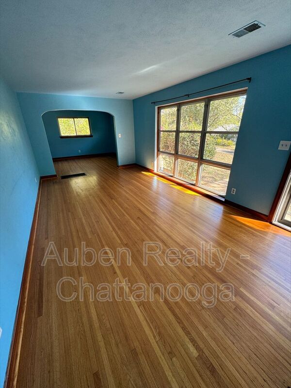 Photo - 1501 Akins Dr