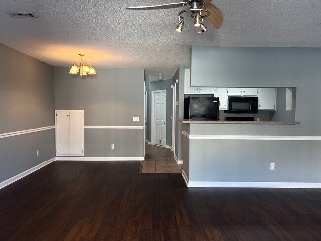 Photo - 105 Wakefield Way