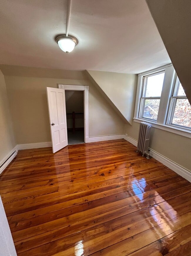 Building Photo - Charming 1-Bedroom Apartment in Russell, MA Unit #5