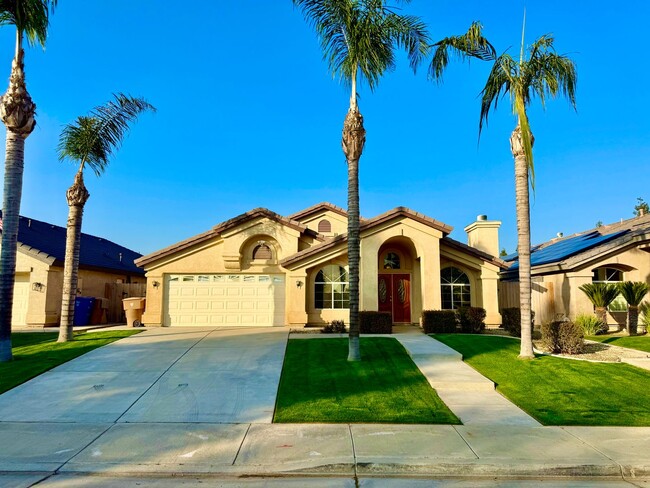 Building Photo - Spacious home with Solar!