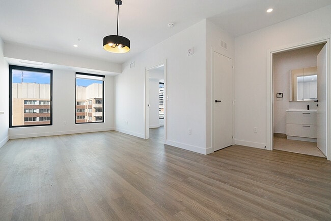 Building Photo - 1245 Rue Sherbrooke O Unit 1105