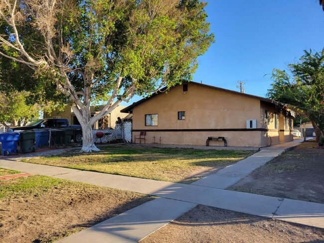 Building Photo - 2 Bedroom, 1 bath Apartment for Rent in Brawley Unit Apt B