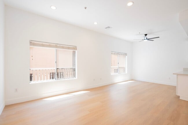 Photo - 1752 N Kingsley Dr.