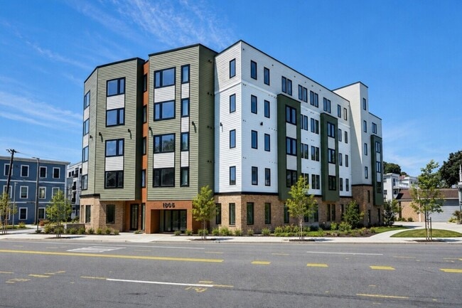 Building Photo - 1305 HYDE PARK