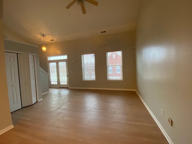 Building Photo - 1112 Fountain View Cir