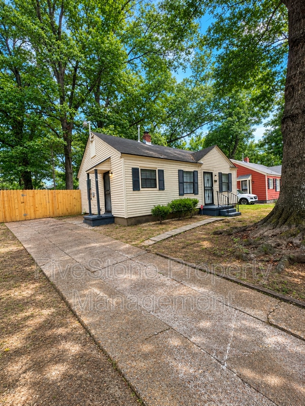 Photo - 1300 Robin Hood Ln