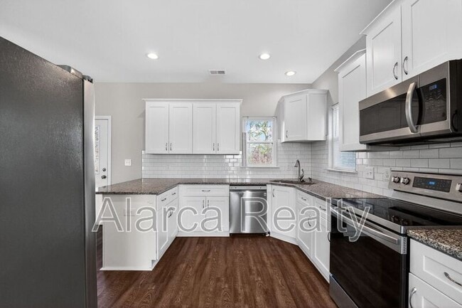 Photo - 425 Centerfield Dr