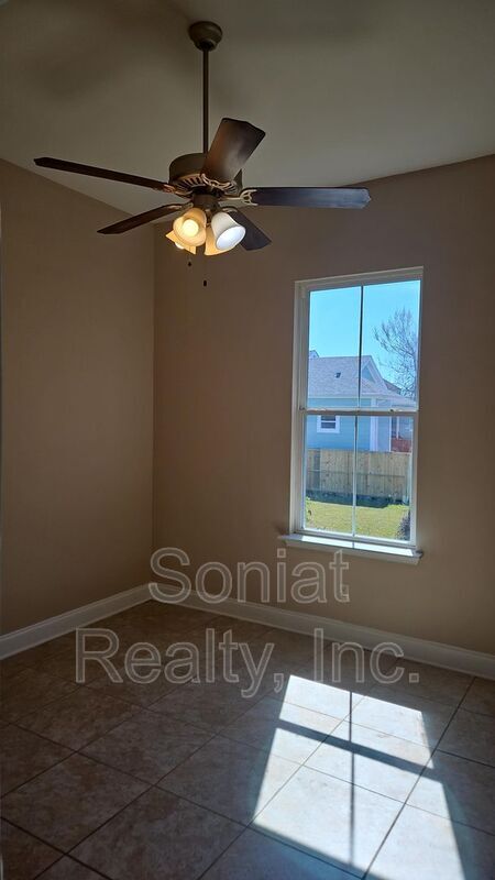 Photo - 8916 Marks St
