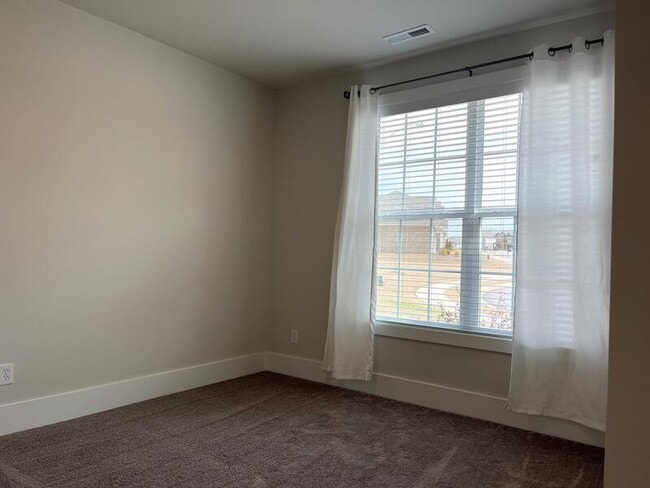 Photo - 154 Fernhill Dr NW