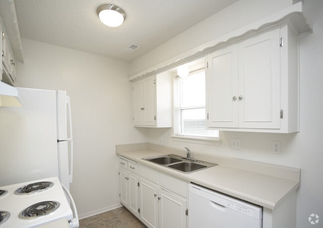 2BR, 1BA - 920 SF