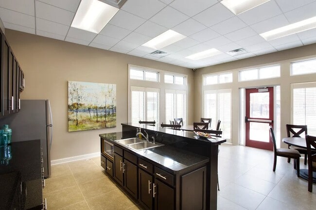 Adéntrate en el acogedor salón de SunStone at Fox Ridge, donde la luz natural se combina con un diseño elegante. Este espacio moderno es perfecto para relajarse y socializar. ¡No pierdas la oportunidad de mejorar tu estilo de vida! ¡Agenda tu visita hoy mismo!