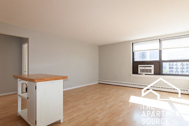 Photo - 445 W Wellington Ave Unit 11D