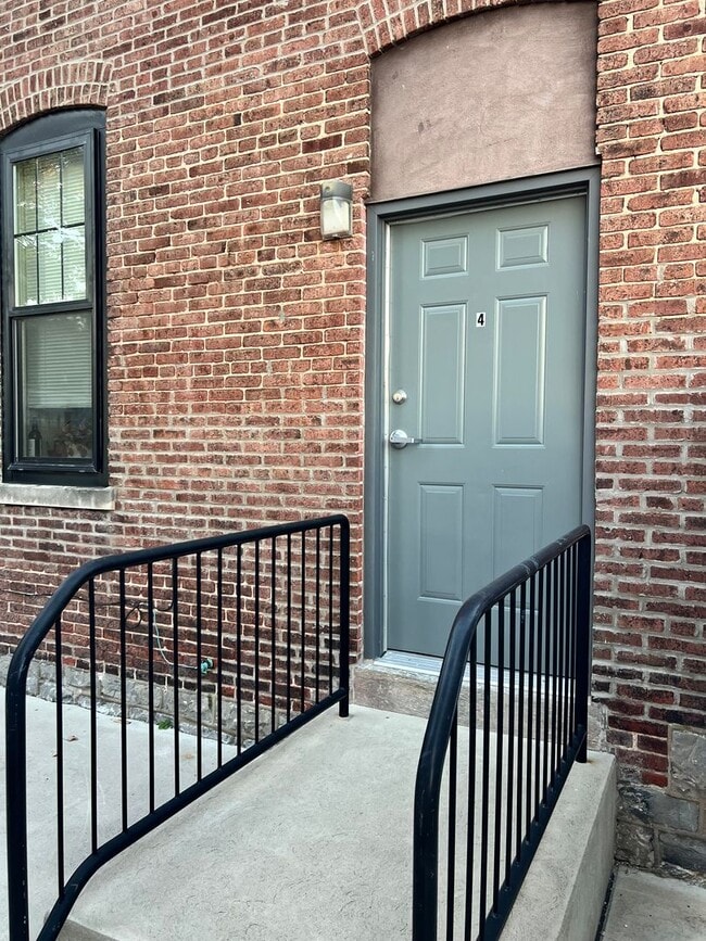 Building Photo - 602 N Queen St Unit Apt 4