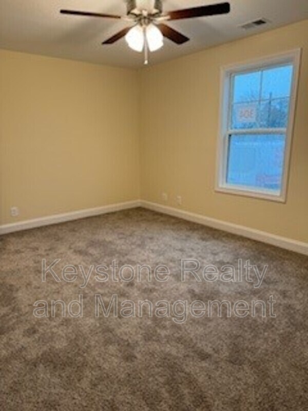 Photo - 304 Jennifer St