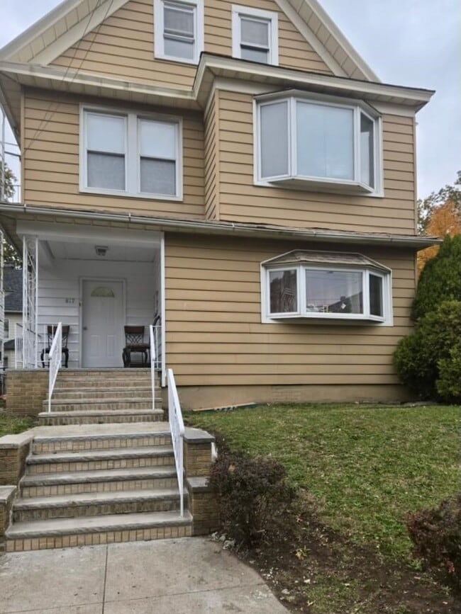 Building Photo - 817-819 Avenue C Unit 2R