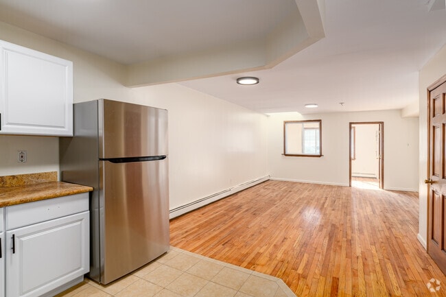 3BR, 1BA - 906SF - Kitchen