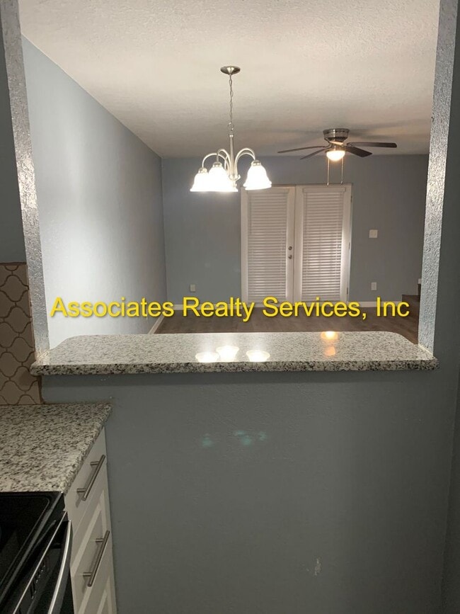 Photo - 2 Bed/2.5 bath End Unit Town home!  LOOK !!! FULLY FENCED BACKYARD!!!