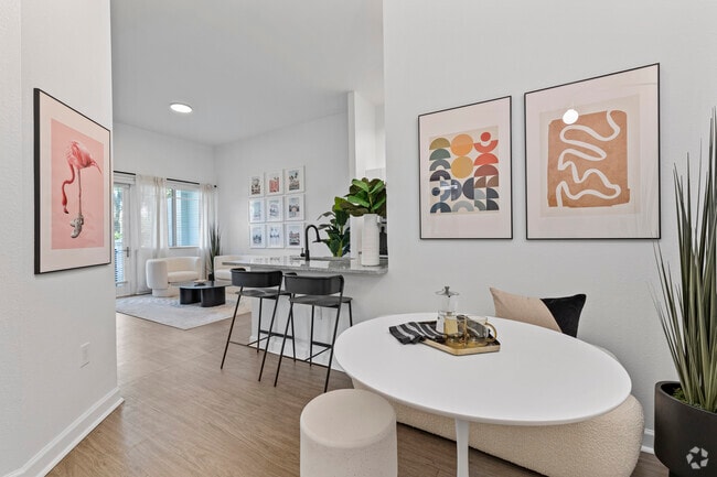 1BR, 1BA - 696SF - Entrance