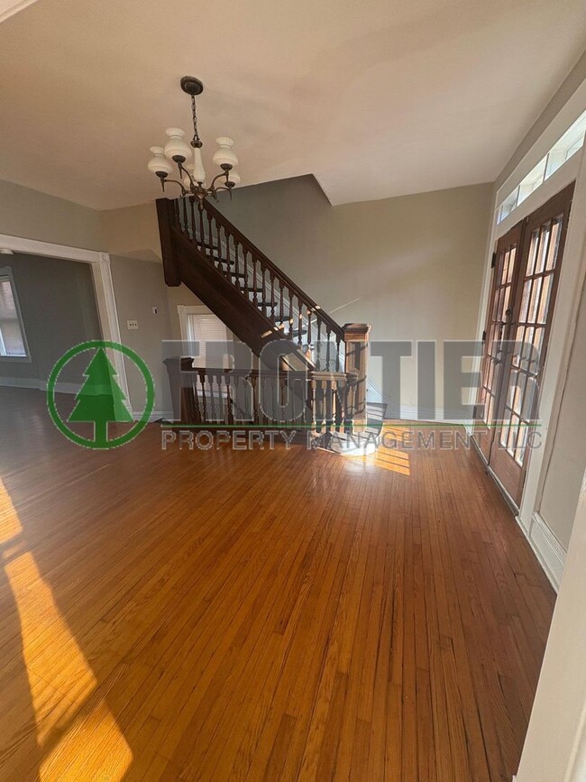 Building Photo - 3939 Magnolia Ave Unit 3939 Magnolia Apt 2F