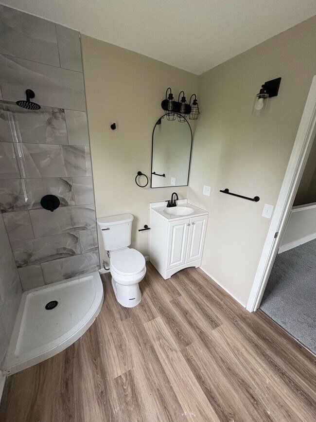 Photo - Linwood Ave. 7417-7419 Unit #7417 - vacant