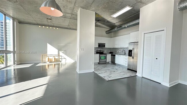 Building Photo - 2100 Van Buren St Unit 522