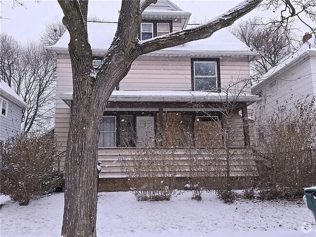 Building Photo - 90 Fairbanks St Rental