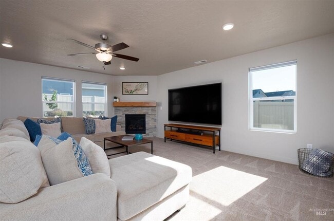 Photo - Spacious Modern Home w/Open Floor-Plan
