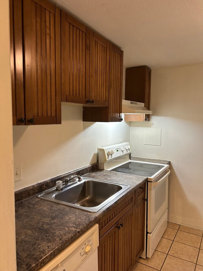 Building Photo - 509 Burnside Ave Unit #B7
